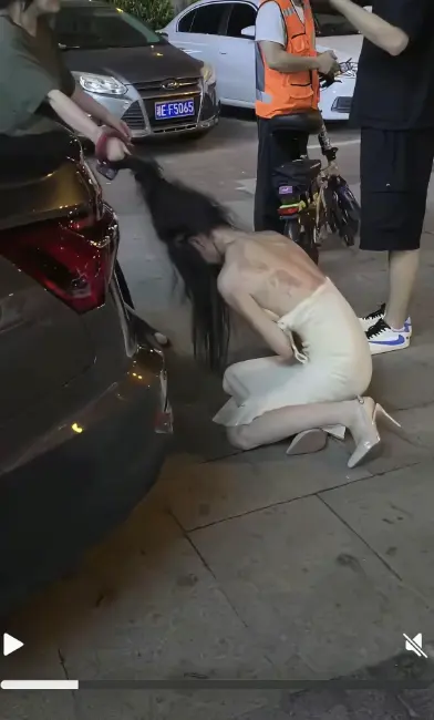 《白裙女子被抓头发跳河》小三疑云事件一分钟到十分钟全记录-白裙女子被拉头发跳河后续-无广告高清在线播放