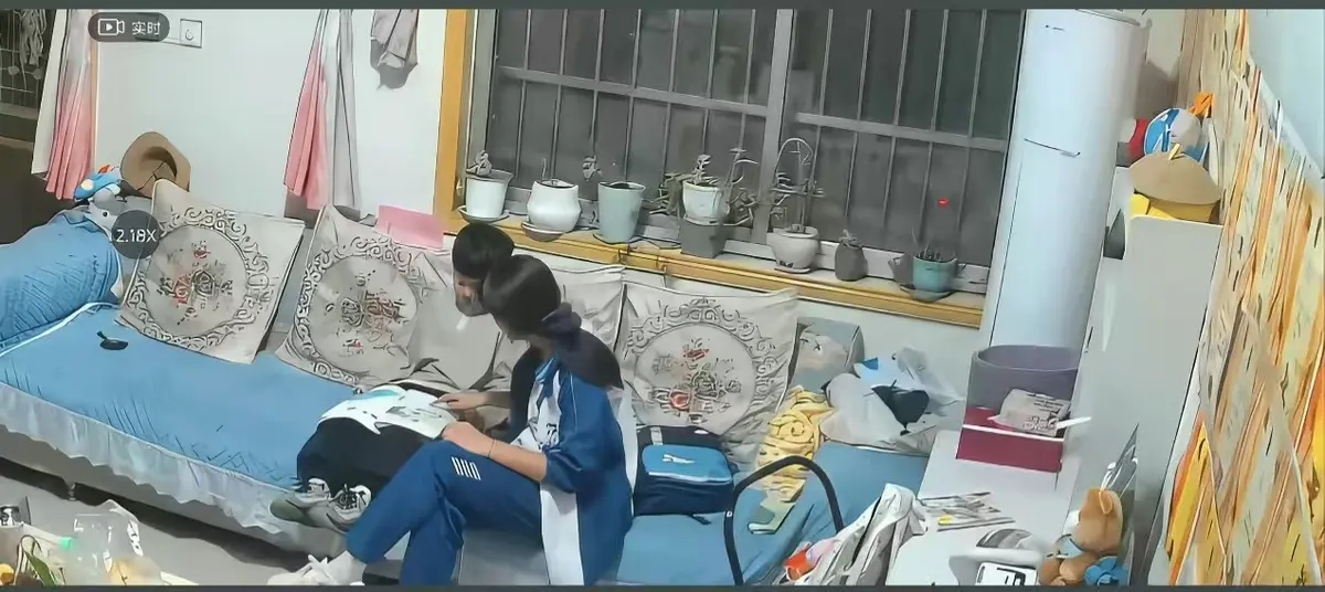 《来自姐姐的爱》无删减完整版在线播放-姐姐管教弟弟真实瞬间暖心互动-高清正片免费观看来自姐姐的爱