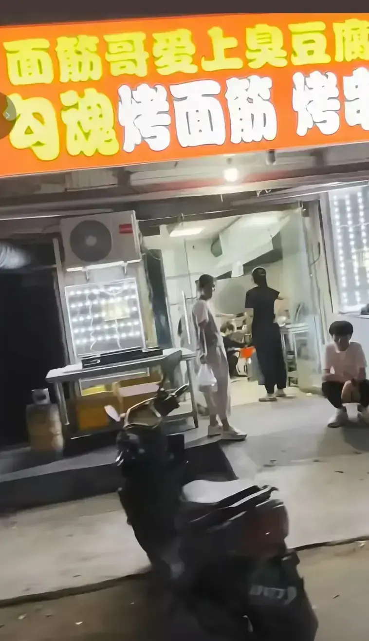 《安平勾魂面筋哥丈母娘事件》全1集高清正片-1080P超清画质无删减免费看-一根面筋引发的家庭喜剧爆红事件