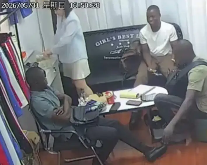 《三个黑人买衣服》原视频完整版在线观看-三英战吕布监控录像无删减-美女服装店高清资源免费